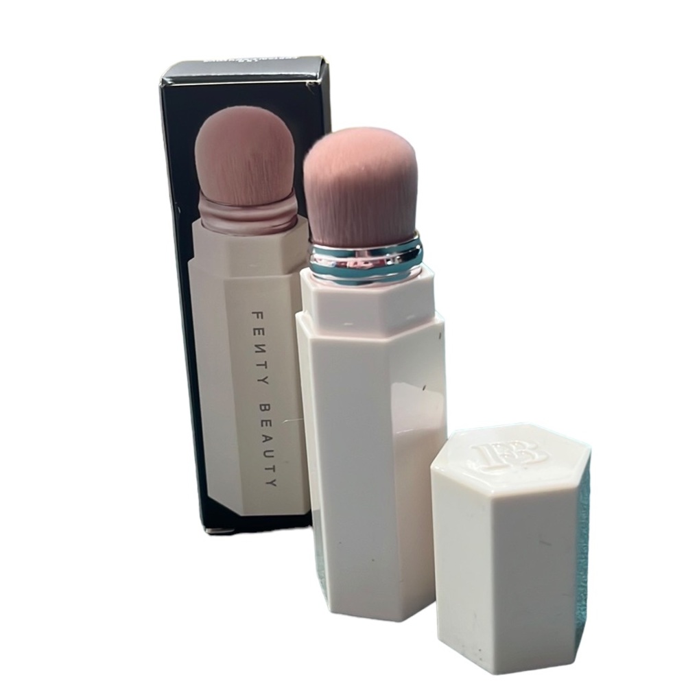 FENTY BEAUTY BY RIHANNA Portable Contour & Concealer Brush 150 - Picture 2 of 9